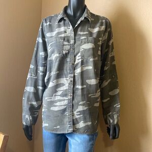 Women’s L Express camo print shirt
